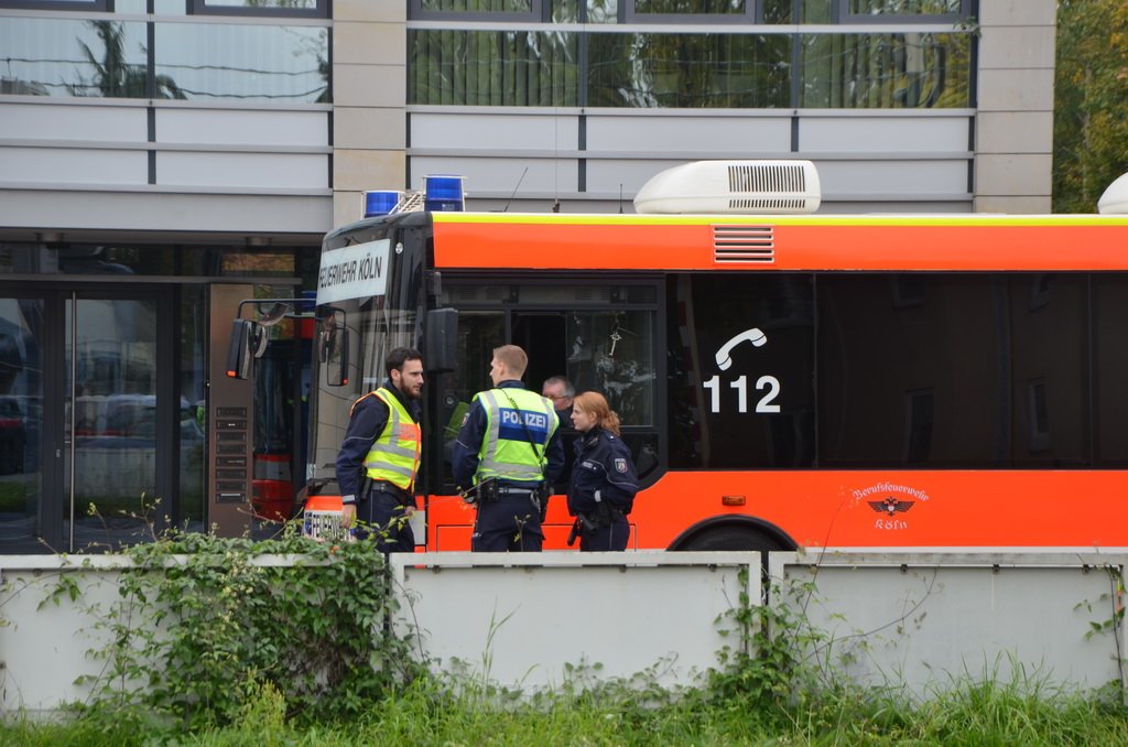 Attentat auf Fr Reker Koeln Braunsfeld Aachenerstr Wochenmarkt P63.JPG - Miklos Laubert